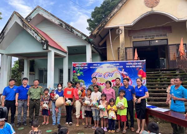 Đoàn cơ sở Sở Văn hóa, Thể thao và Du lịch phối hợp Công đoàn cơ sở Sở Văn hóa, Thể thao và Du lịch tổ chức vui Tết Trung thu cho các em thiếu nhi năm 2023