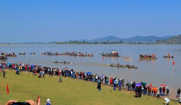 Dạo chơi trên hồ Lắk