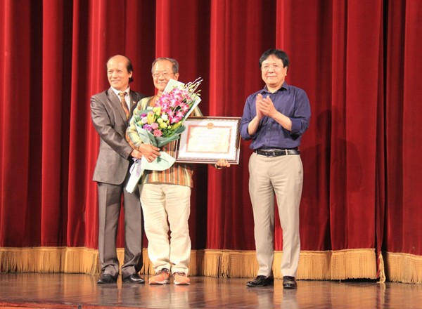 Tặng kỷ niệm chương Vì sự nghiệp VHTTDL cho Tiến sĩ Chua Soo Pong