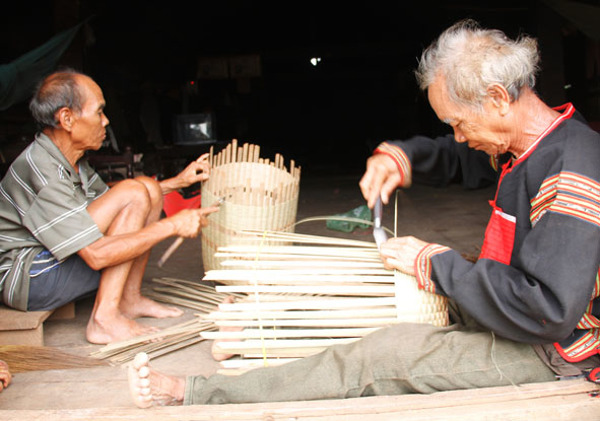 GIỮ GÌN NGHỀ ĐAN GÙI TRUYỀN THỐNG CỦA NGƯỜI M'NÔNG Ở ĐẮK PHƠI