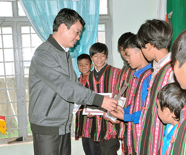 Bế giảng Lớp truyền dạy đánh cồng chiêng trẻ năm 2017 tại huyện Krông Bông