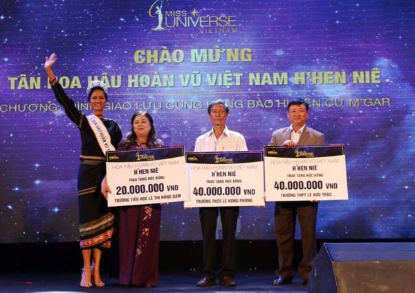 Hoa hậu H'Hen Niê trao trao học bổng cho học sinh nghèo tại huyện Cư Mgar