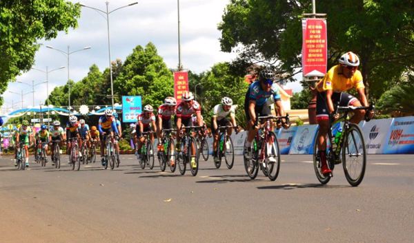 Cua rơ Nguyễn Minh Việt cán đích đầu tiên Chặng 8, cuộc đua xe đạp Nam Kỳ Khởi Nghĩa 2018