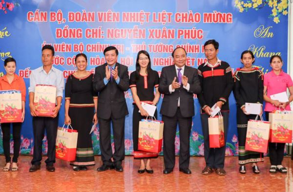 Thủ tướng Chính phủ Nguyễn Xuân Phúc thăm, tặng quà, chúc Tết tại Đắk Lắk