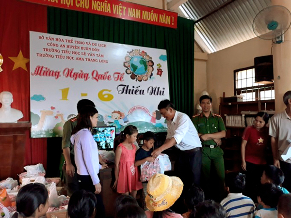 Vui Ngày Quốc tế Thiếu nhi tại buôn kết nghĩa