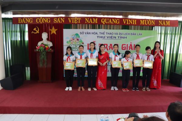 Trao thưởng Vòng Sơ khảo Cuộc thi “Đại sứ Văn hóa đọc” tỉnh Đắk Lắk năm 2019