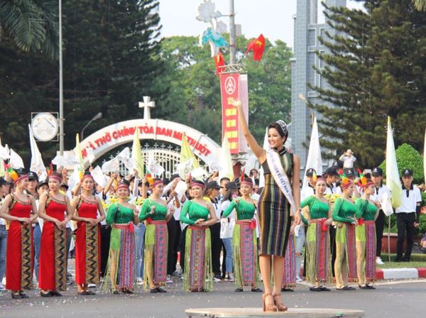 Hoa hậu H'Hen Niê được vinh danh gương mặt trẻ tiêu biểu