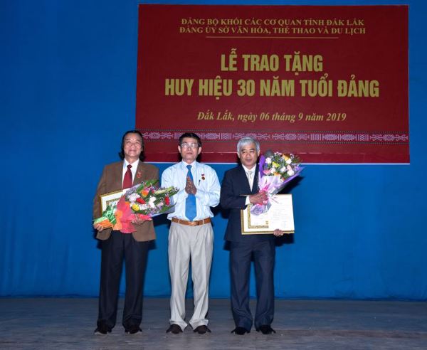 Đảng bộ Sở Văn hóa, Thể thao và Du lịch tổ chức Lễ trao Huy hiệu 30 năm tuổi Đảng