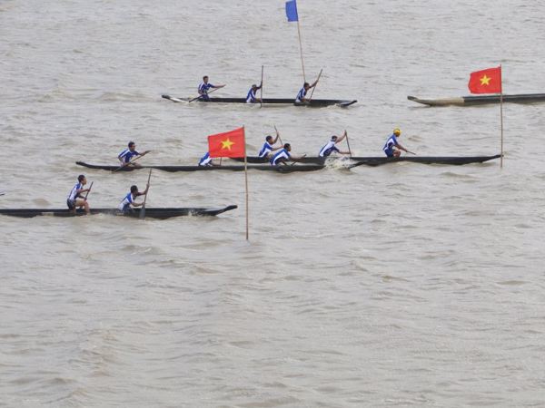 Lễ hội voi và đua thuyền độc mộc năm 2017 tại huyện Lắk, tỉnh Đắk Lắk
