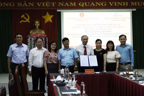 Lễ ký kết Bản ghi nhớ hợp tác về thực hiện dự án “Bảo tồn và phát huy giá trị văn hóa cồng chiêng trên địa bàn tỉnh Đắk Lắk”