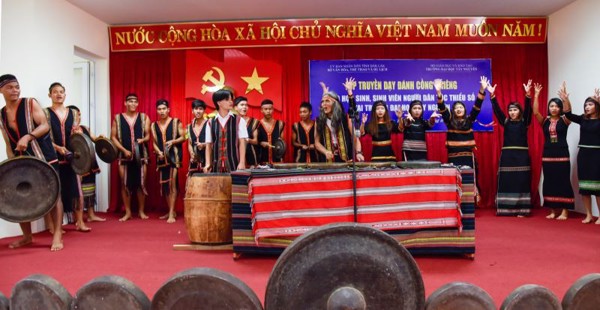 Tổ chức các lớp truyền dạy đánh cồng chiêng tại thị trấn Buôn Trấp, huyện Krông Ana và Trường Đại học Tây Nguyên