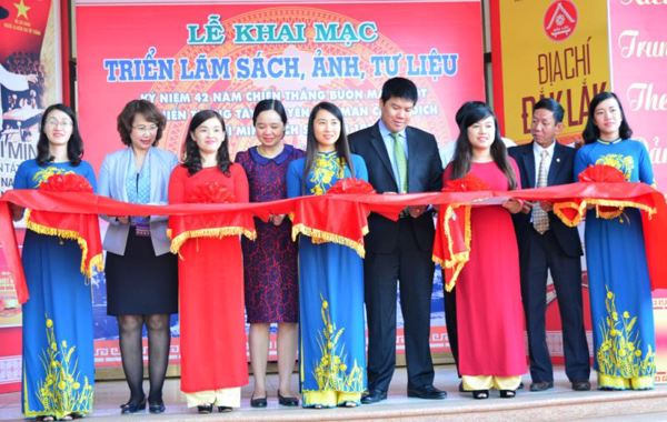 Triển lãm sách, ảnh, tư liệu kỷ niệm 42 năm Chiến thắng Buôn Ma Thuột