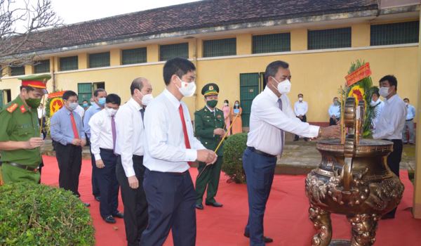 Dâng hương nhân kỷ niệm 81 năm Ngày thành lập Đảng bộ tỉnh Đắk Lắk (23/11/1940 - 23/11/2021)