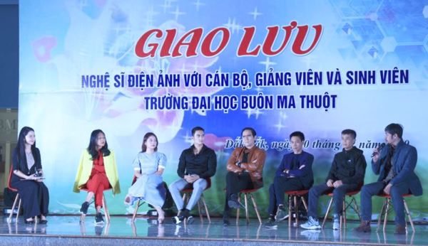 Giao lưu nghệ sĩ điện ảnh với sinh viên Trường Đại học Buôn Ma Thuột