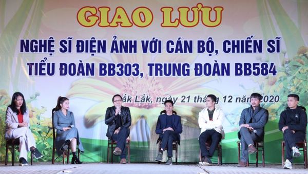 Giao lưu nghệ sĩ điện ảnh với cán bộ, chiến sĩ Tiểu đoàn 303