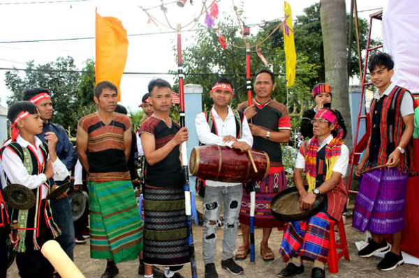 Người truyền tình yêu cồng chiêng cho thế hệ trẻ