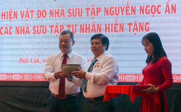 Lễ tiếp nhận, trưng bày tài liệu, hiện vật do các nhà sưu tập hiến tặng