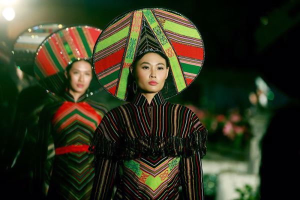 Ấn tượng với thổ cẩm Tây Nguyên trong chương trình "Áo dài – Di sản Văn hóa Việt Nam"