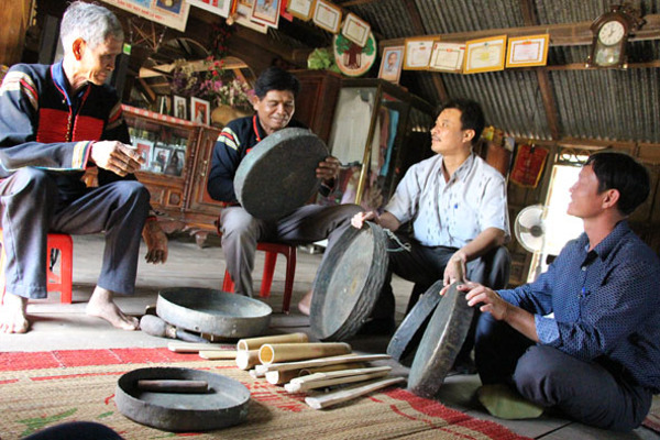 "Người thật việc thật" để bảo tồn văn hóa