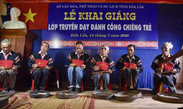 Khai giảng Lớp truyền dạy đánh cồng chiêng trẻ năm 2020