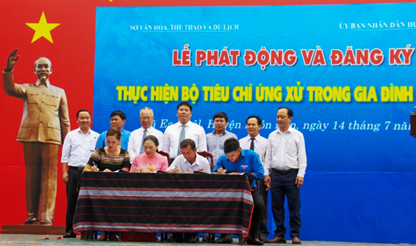 Phát động và đăng ký thực hiện "Bộ tiêu chí ứng xử trong gia đình" năm 2020  