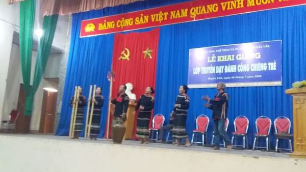 Truyền dạy cồng chiêng M'nông cho 40 học viên trẻ tại huyện Lắk