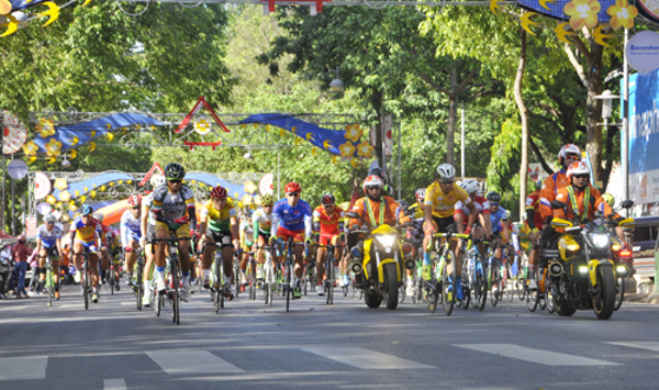 Trao giải chặng 5 và khai mạc chặng 6 Giải đua xe đạp tranh Cúp Truyền hình thành phố Hồ Chí Minh lần thứ 29 - năm 2017 
