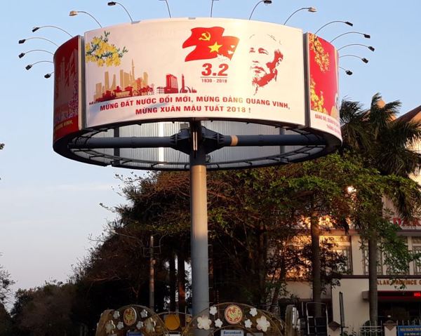 Lắp đặt hộp đèn, pa nô tuyên truyền, quảng cáo trên một số tuyến đường tại thành phố Buôn Ma Thuột 