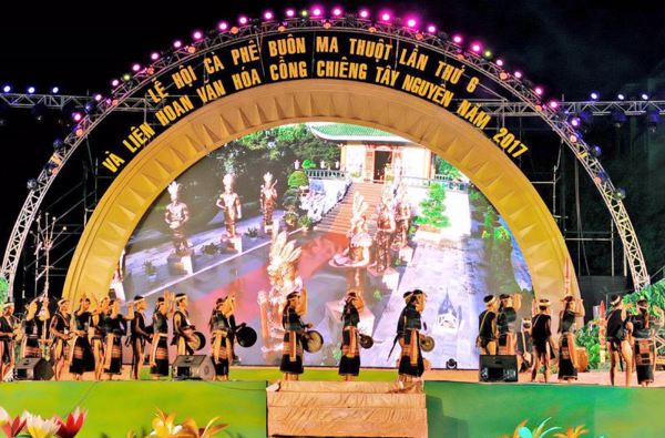 Đêm hội diễn tấu cồng chiêng Tây Nguyên năm 2017