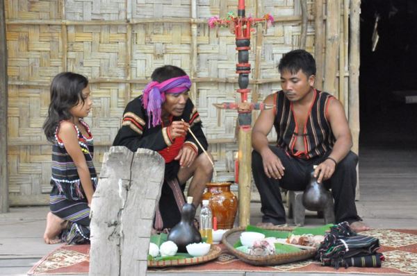 Đoàn nghệ nhân buôn Ayun đại diện cho tỉnh thực hiện phục dựng các nghi lễ truyền thống