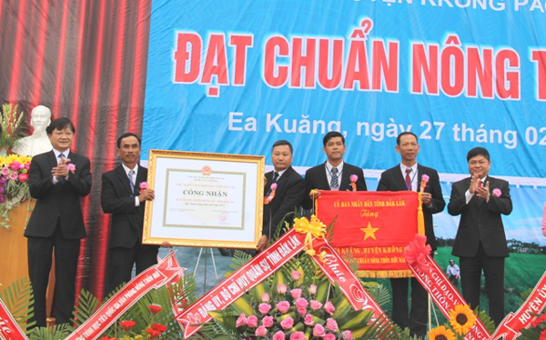 Xã Ea Kuăng đón nhận Bằng công nhận xã đạt chuẩn nông thôn mới
