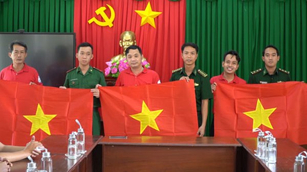 Trao tặng 10.000 lá cờ Tổ quốc cho đồng bào vùng biên giới tỉnh Đắk Lắk 