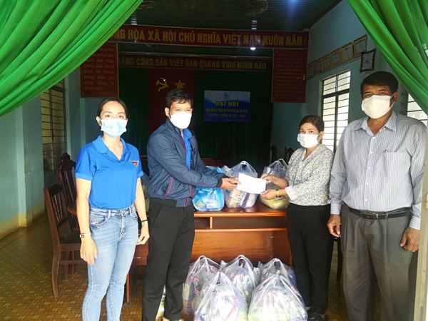 Đoàn cơ sở Sở Văn hóa, Thể thao và Du lịch phối hợp trao quà hỗ trợ người dân gặp khó khăn do dịch COVID-19 tại xã Cuôr Đăng, huyện Cư M’gar
