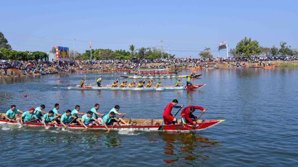 Hoãn Giải đua thuyền truyền thống nam huyện Krông Ana