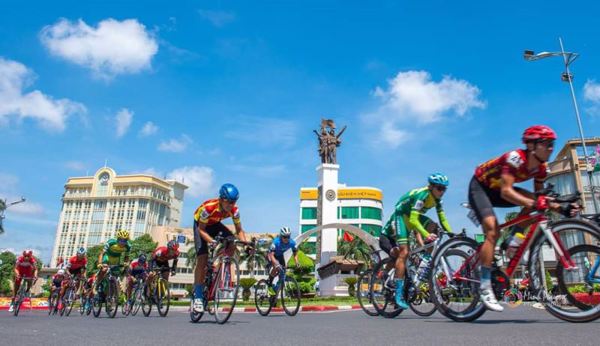 Chặng 11, Giải đua xe đạp HTV 2020, tay đua Ngô Văn Phương (Hà Nội) cán đích đầu tiên 