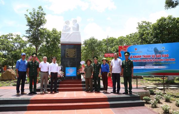 Khánh thành tượng đài "Bác Hồ với chiến sĩ Biên phòng"