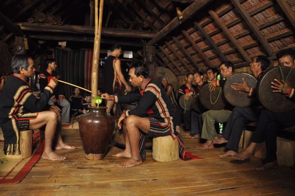 Vài suy nghĩ về giá trị văn hóa truyền thống của người dân tộc thiểu số tại chỗ ở tỉnh Đắk Lắk
