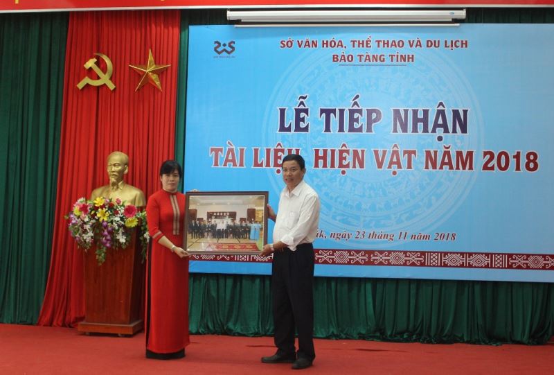 Bà Nguyễn Thụy Phương Hiếu - Giám đốc Bảo tàng tỉnh nhận các tư liệu, hiện vật được các tổ chức cá nhân trao tặng