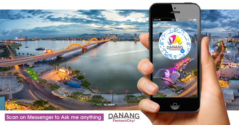 Du khách sử dụng Chatbot khi đến tham quan thành phố Đà Nẵng