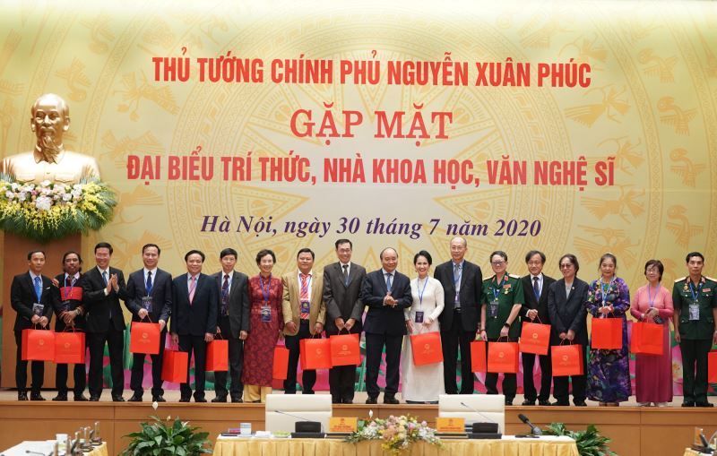 Thủ tướng gặp mặt các đại biểu trí thức, nhà khoa học, văn nghệ sĩ (ảnh Nam Nguyễn)