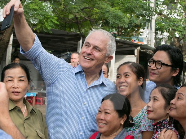 Người dân Đà Nẵng chụp ảnh cùng Thủ tướng Australia Malcolm Turnbull. (Nguồn: TTXVN)