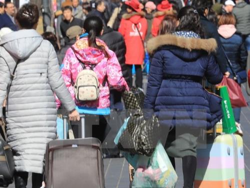 Khách du lịch Trung Quốc tại phố Myeongdong ở Seoul, Hàn Quốc. Ảnh: YONHAP/TTXVN