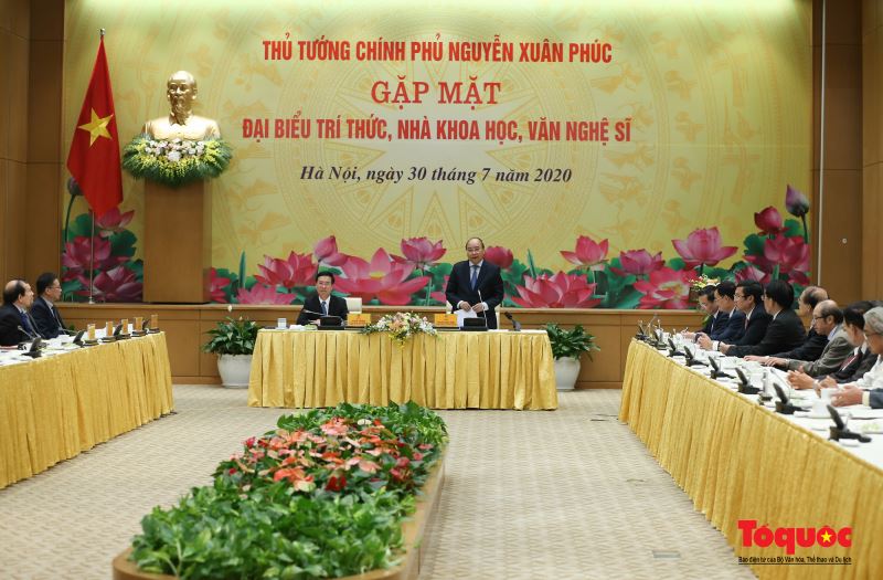 Thủ tướng mong giới trí thức, nhà khoa học và các văn nghệ sĩ tiếp tục cống hiến nhiều hơn nữa cho khát vọng "Việt Nam hùng cường", với tinh thần yêu nước mãnh liệt (ảnh Nam Nguyễn)