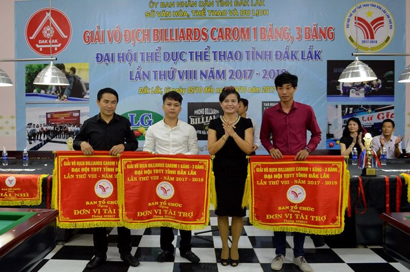 Giám đốc Sở VHTT&DL H'Lim Niê tặng Cờ lưu niệm cho các nhà tài trợ