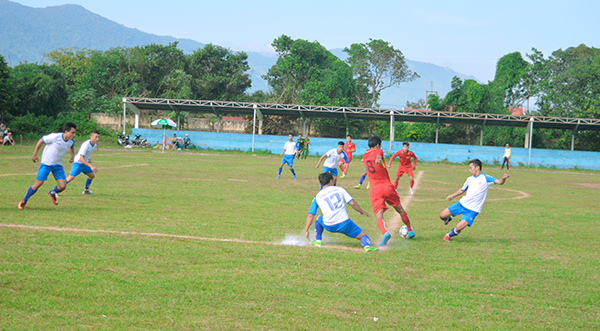 Trận thi đầu tiên giữa đội bóng huyện Krông Bông (trang phục đỏ) gặp đội bóng huyện Ea Sup (trang phục trắng xanh)