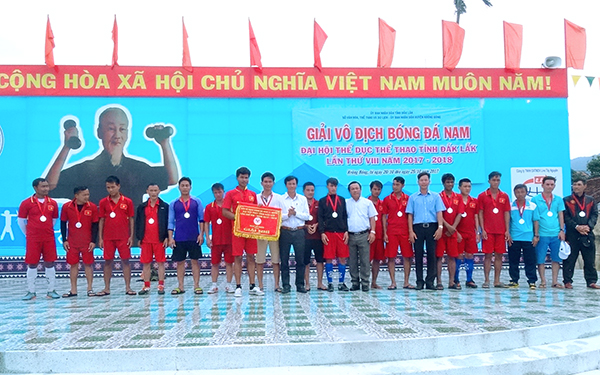 Ban tổ chức trao giải Nhì cho đội bóng huyện Krông Búk