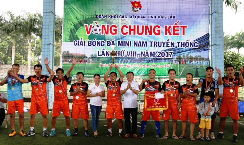 Ban tổ chức trao Cup Vô địch cho đội bóng đá Liên quân Sở Tài chính - Sở Khoa học và Công nghệ.