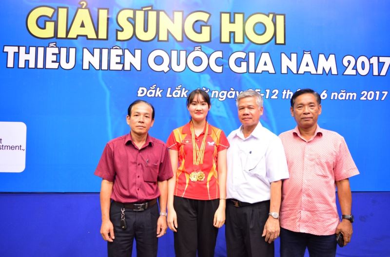 Xạ thủ Phạm Thị Thanh Hiền với 2 huy chương Vàng giành được tại Giải súng hơi thanh thiếu niên quốc gia 2017.