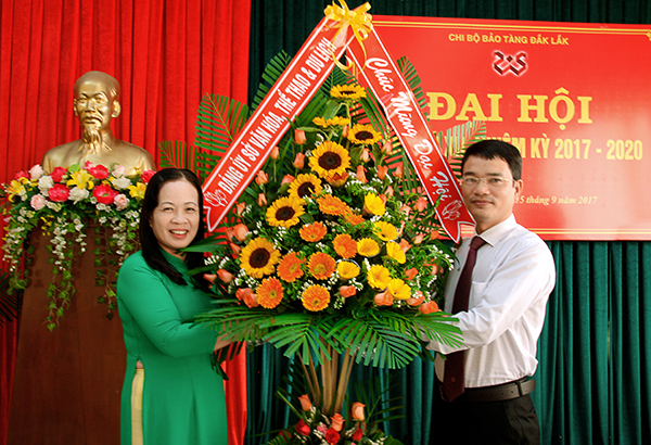 Đồng chí Đặng Gia Duẩn, Phó Bí thư Thường trực Đảng ủy, Phó Giám đốc Sở VHTT&DL tặng hoa chúc mừng Đại hội Chi bộ Bảo tàng tỉnh