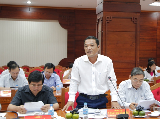 Phó Chủ tịch UBND tỉnh Y Giang Gry Niê Knơng báo cáo với Đoàn công tác về tình hình phát triển kinh tế - xã hội của tỉnh.